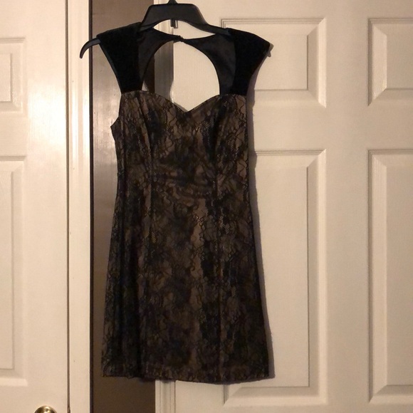 Little black lace dress with nude lining - Picture 2 of 5